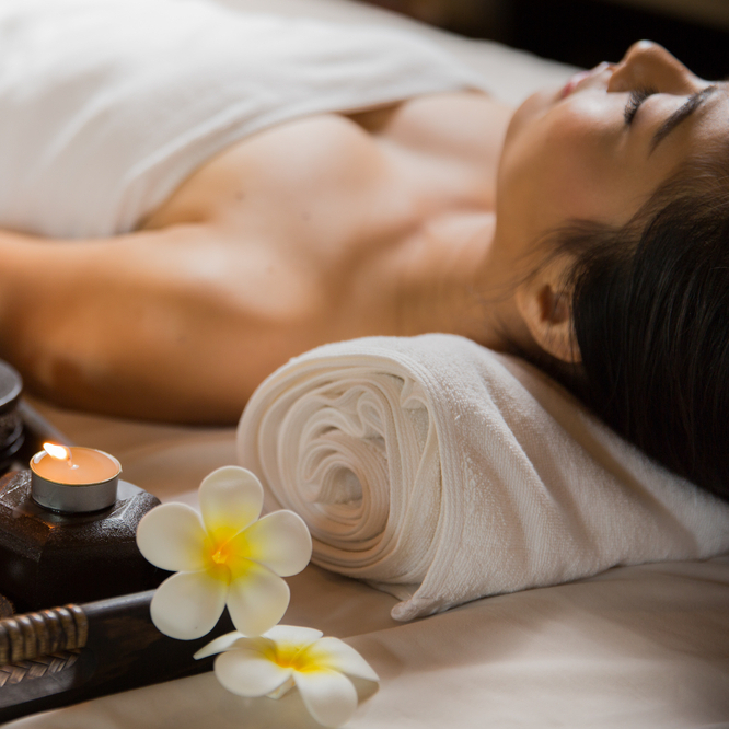 Aromatic D’Alchémy candle massage